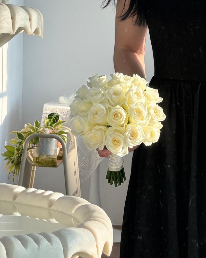 White Roses Bridal Bouquet（fresh flower）